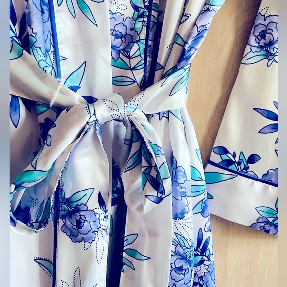 NWT MORGAN TAYLOR Satin Floral Robe Blue Purple White Women’s S/M - Picture 1 of 12